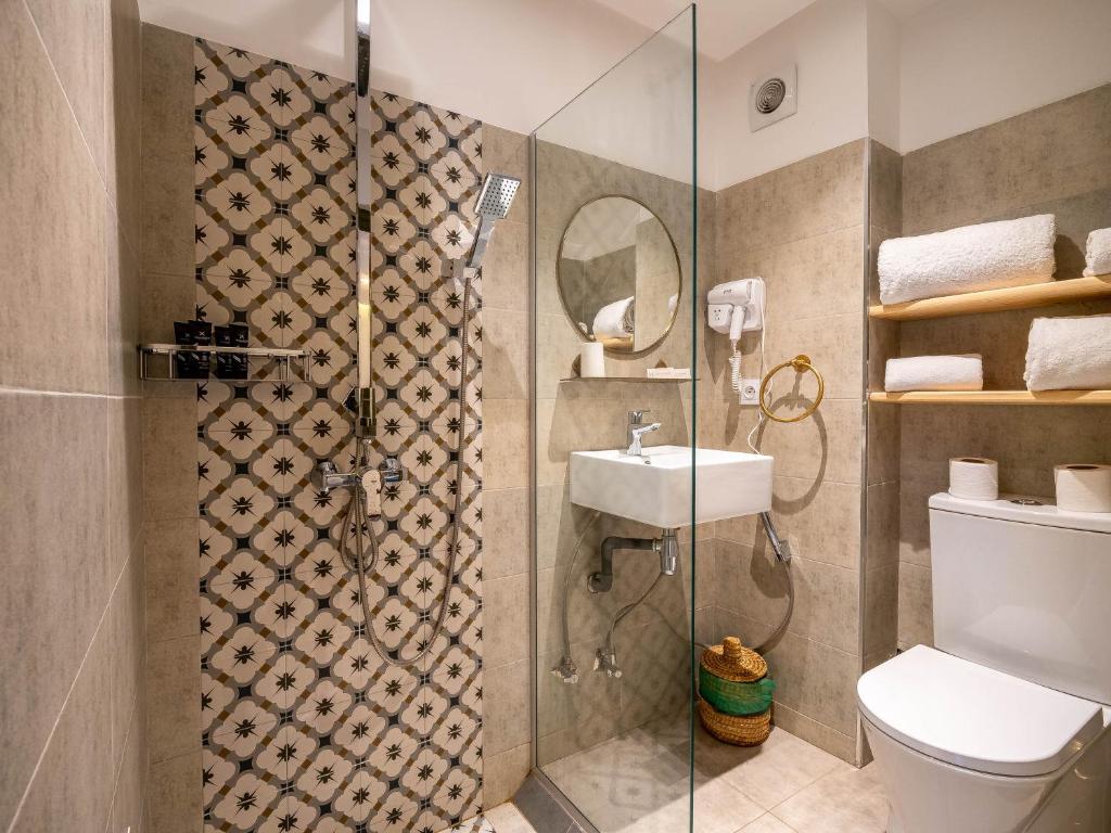 une salle de bain avec une douche, des toilettes et un lavabo dans l'établissement Riad Hamdane et SPA, à Marrakech