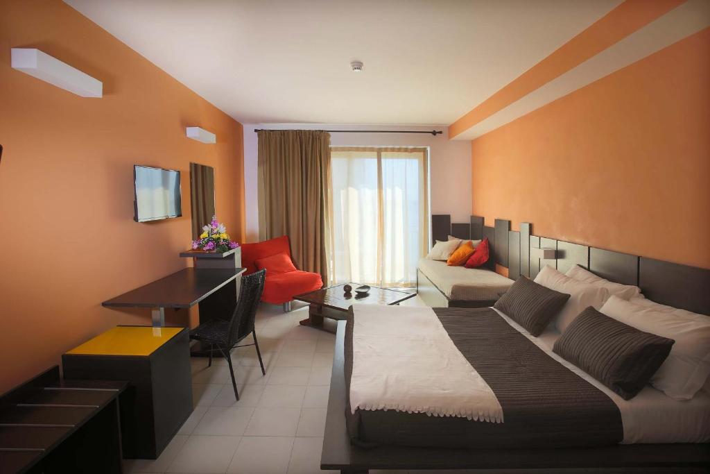 une chambre d'hôtel avec un lit et un bureau dans l'établissement Hotel San Giovanni, à Giardini Naxos
