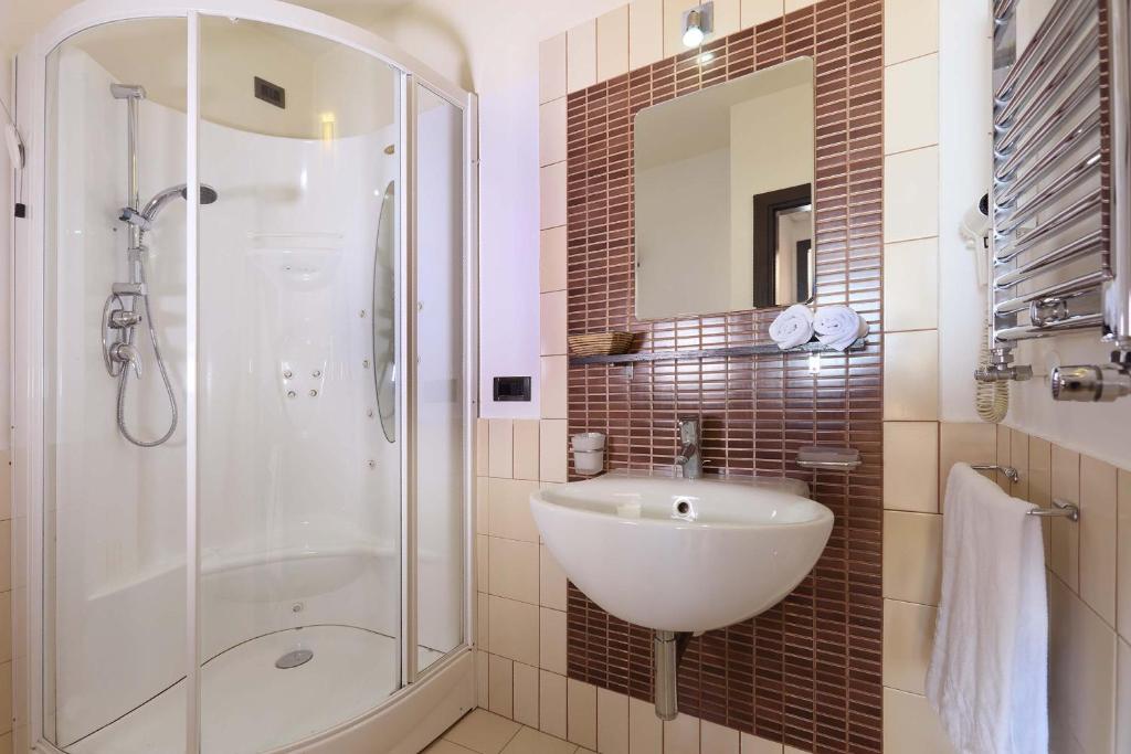 une salle de bain avec un lavabo et une douche dans l'établissement Hotel San Giovanni, à Giardini Naxos