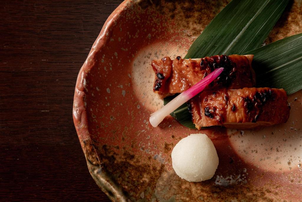 une plaque de nourriture contenant de la viande et des légumes dans l'établissement Sui Suwako, à Suwa 231 autres photos