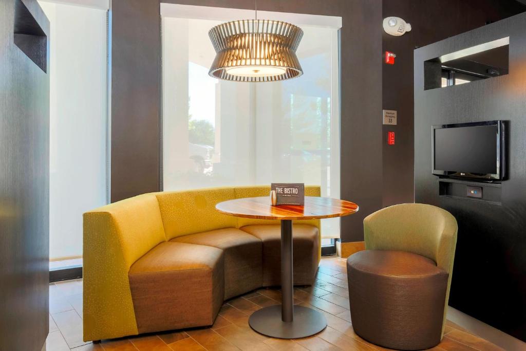 Courtyard by Marriott Dallas Arlington South Image