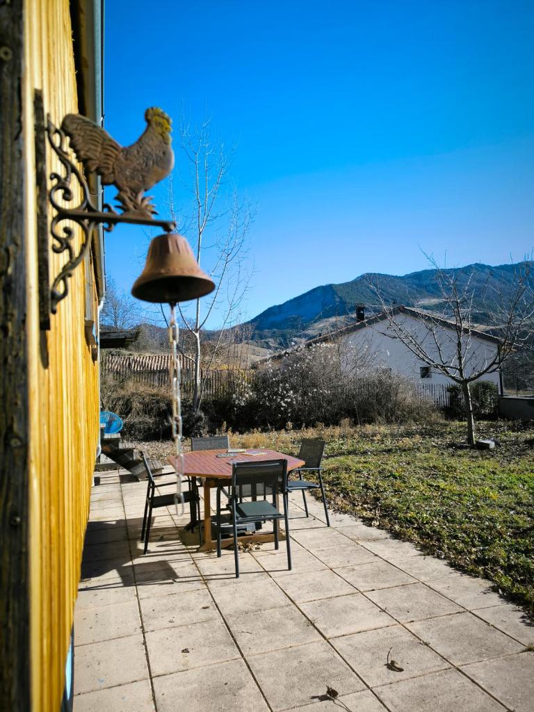 Photo de la galerie de l'établissement Belle roulotte avec espace bien-être - Sisteron - Gap - Alpes, à Bayons