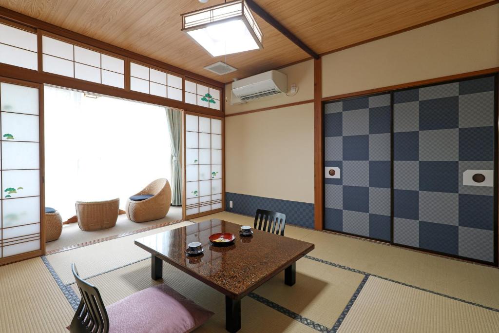 - un salon avec une table et un échiquier dans l'établissement 赤湯温泉 丹泉ホテル, à Nanyo