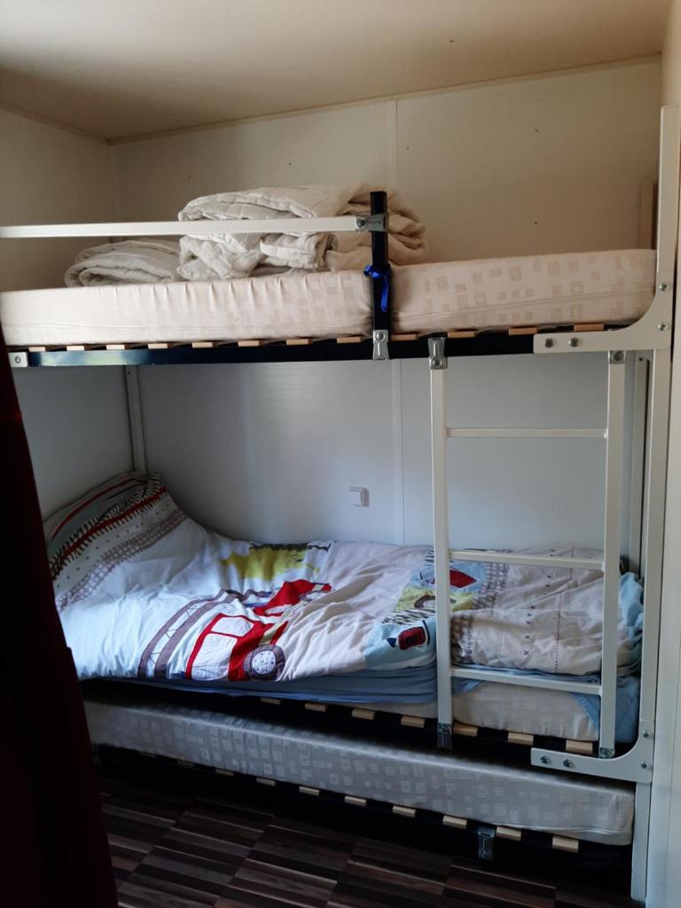 - 2 lits superposés dans une petite chambre avec un lit dans l'établissement Mobilhome Mobil home Cap ferret, à Claouey