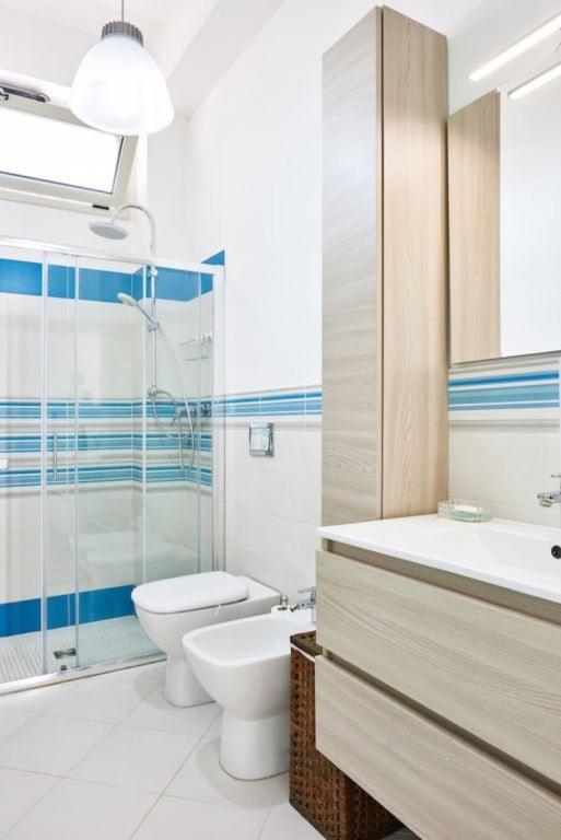 une salle de bain avec toilettes, lavabo et douche dans l'établissement Villa Le Terrazze Blu by Sicily Travelling Villas, à Castellammare del Golfo
