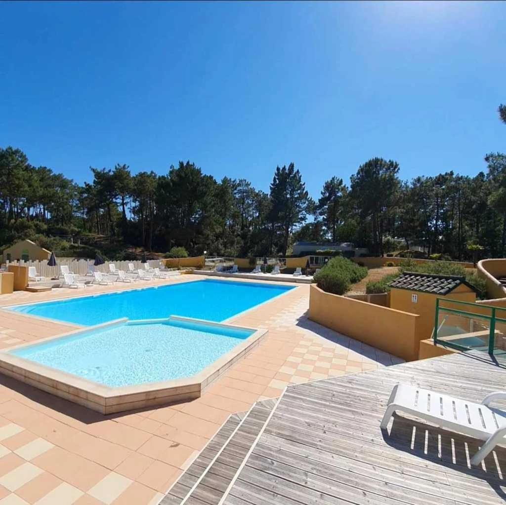 une grande piscine avec des chaises longues dans l'établissement Camping 4 étoiles - Piscine - ccafgbh, à Saint-Hilaire-de-Riez