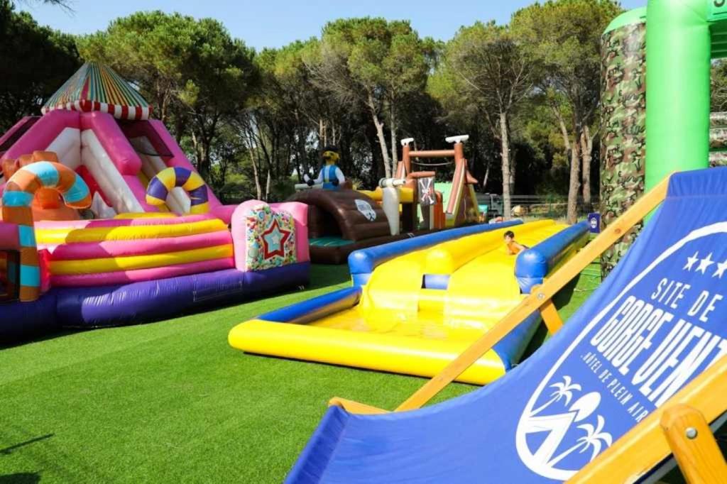 d'un parc aquatique avec un toboggan et un toboggan. dans l'établissement Camping 3 étoiles - Parc aquatique - eecehf, à Fréjus