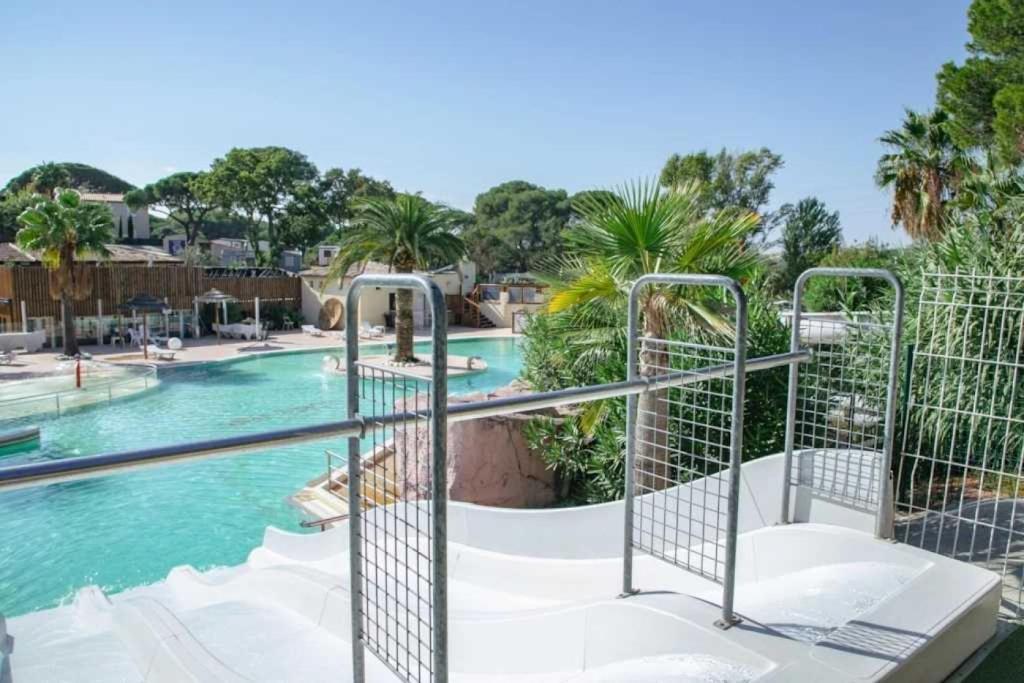une vue d'une piscine dans un complexe hôtelier dans l'établissement Camping 3 étoiles - Parc aquatique - eecehf, à Fréjus