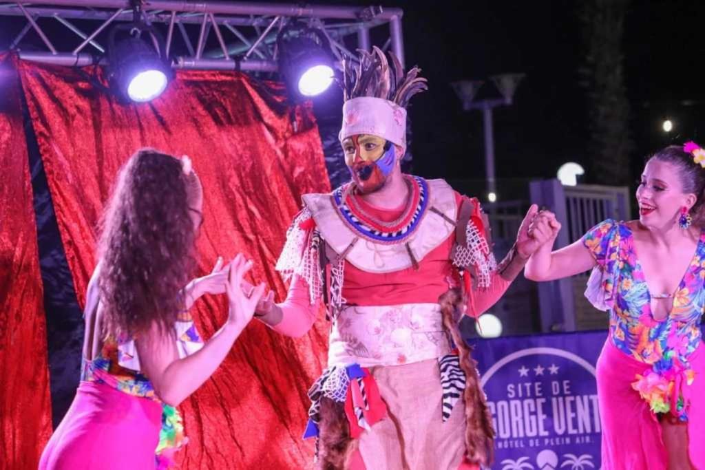 Un homme et deux femmes se tenant côte à côte dans l'établissement Camping 3 étoiles - Parc aquatique - eecehf, à Fréjus 37 autres photos