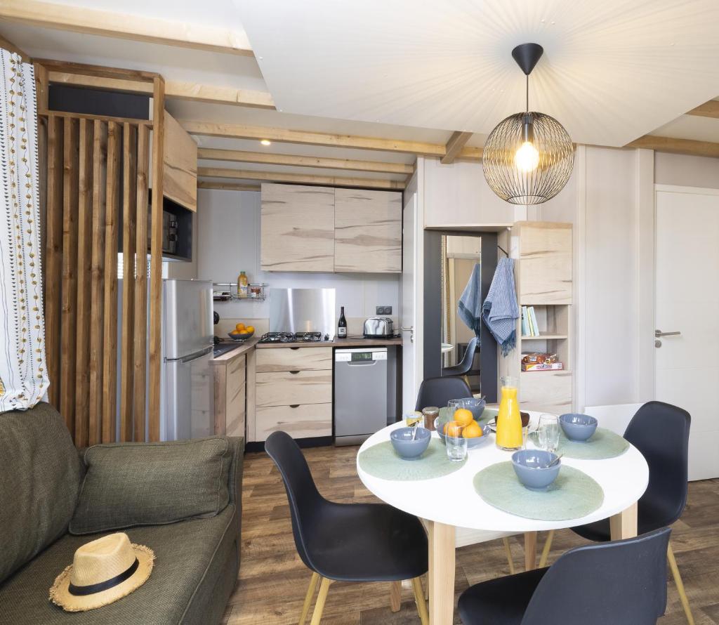 un salon avec une table et un canapé dans l'établissement Camping La Grappe Fleurie, à Fleurie