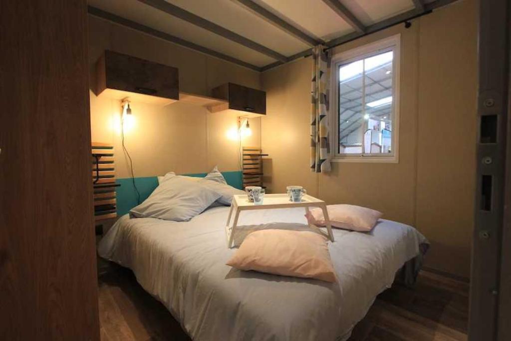 - une chambre avec un lit et une table dans l'établissement Camping 3 étoiles - Parc aquatique - cca0gdc, à Saint-Maime