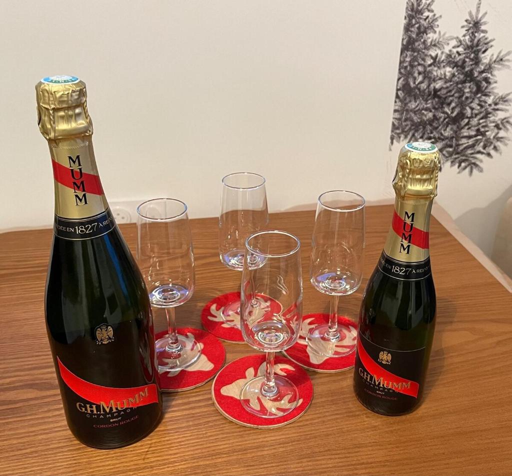 - deux bouteilles de vin assises sur une table avec des verres à vin dans l'établissement Chalet 6-9 pers St Lary Alt1700m -100mdespistes classé 4 étoiles, à Saint-Lary-Soulan