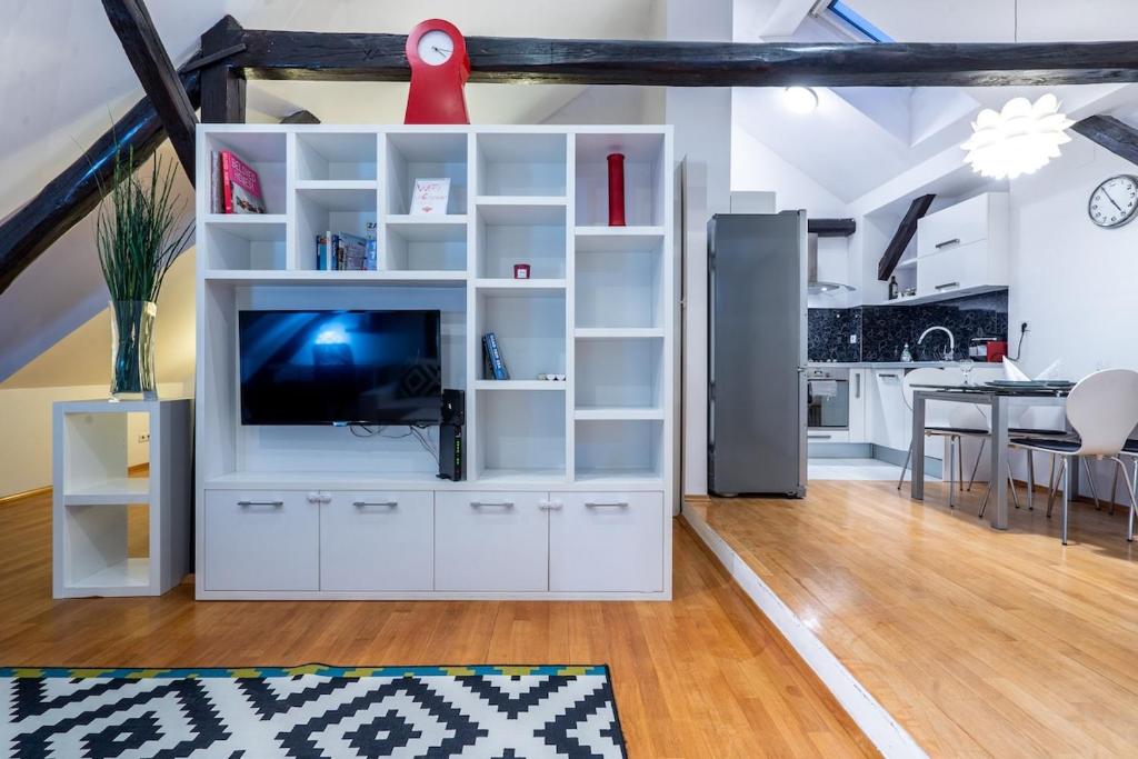 Modern Apartment Centrally Located 8