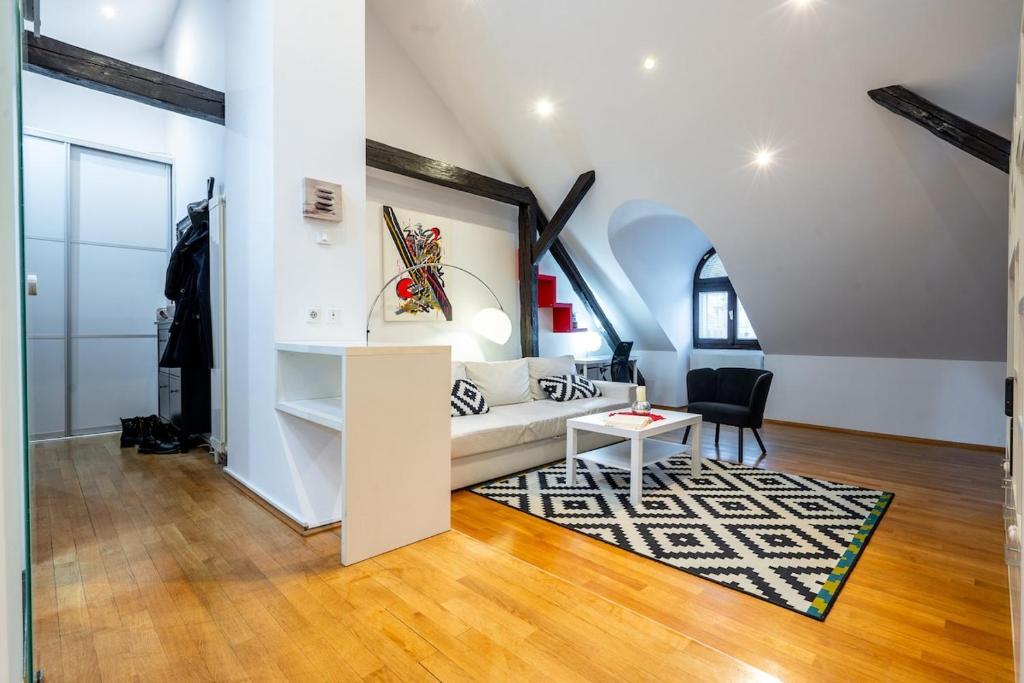 Modern Apartment Centrally Located 7