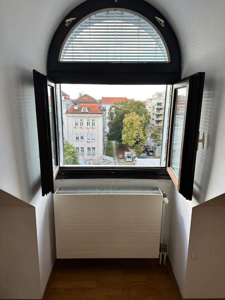 Modern Apartment Centrally Located 6