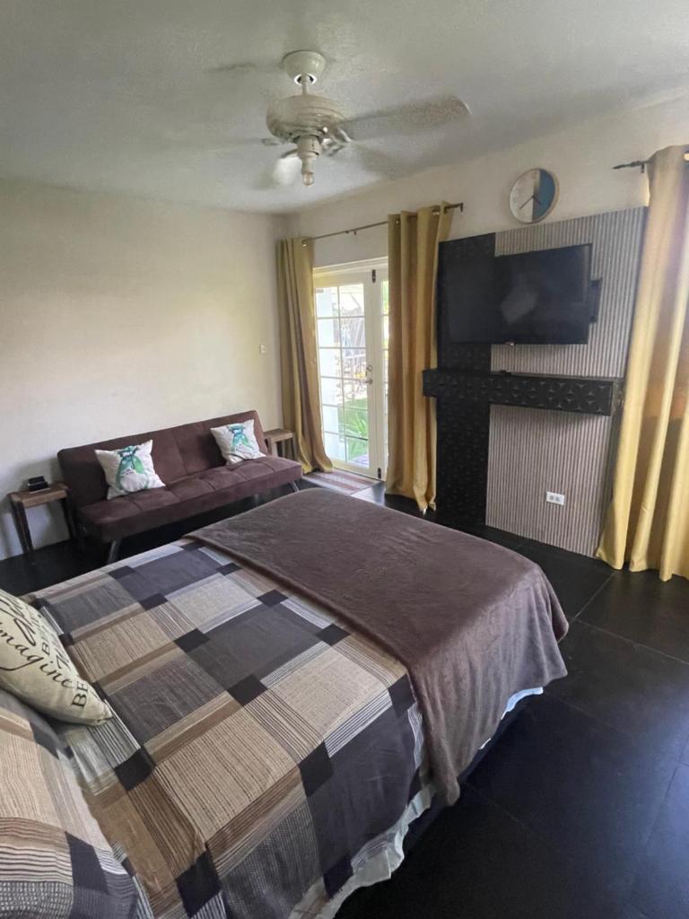 Scarlett Studios 1-US EMBASSY & America Uni 7 Mins Drive- Lloyd Erskine Centre & Ross Uni 5 Mins Drive - Holidays-The 1 Night Reservation Includes BREAKFAST AIRPORT & EMBASSY Round Trip-Car Rental-Option 2 Inc 1 Parking Spot for Car with Accommodation
