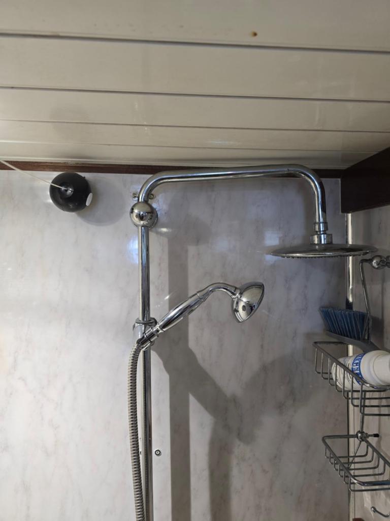 une douche avec pommeau de douche dans une salle de bain dans l'établissement Peniche Saul Nomad, à Aigues-Mortes