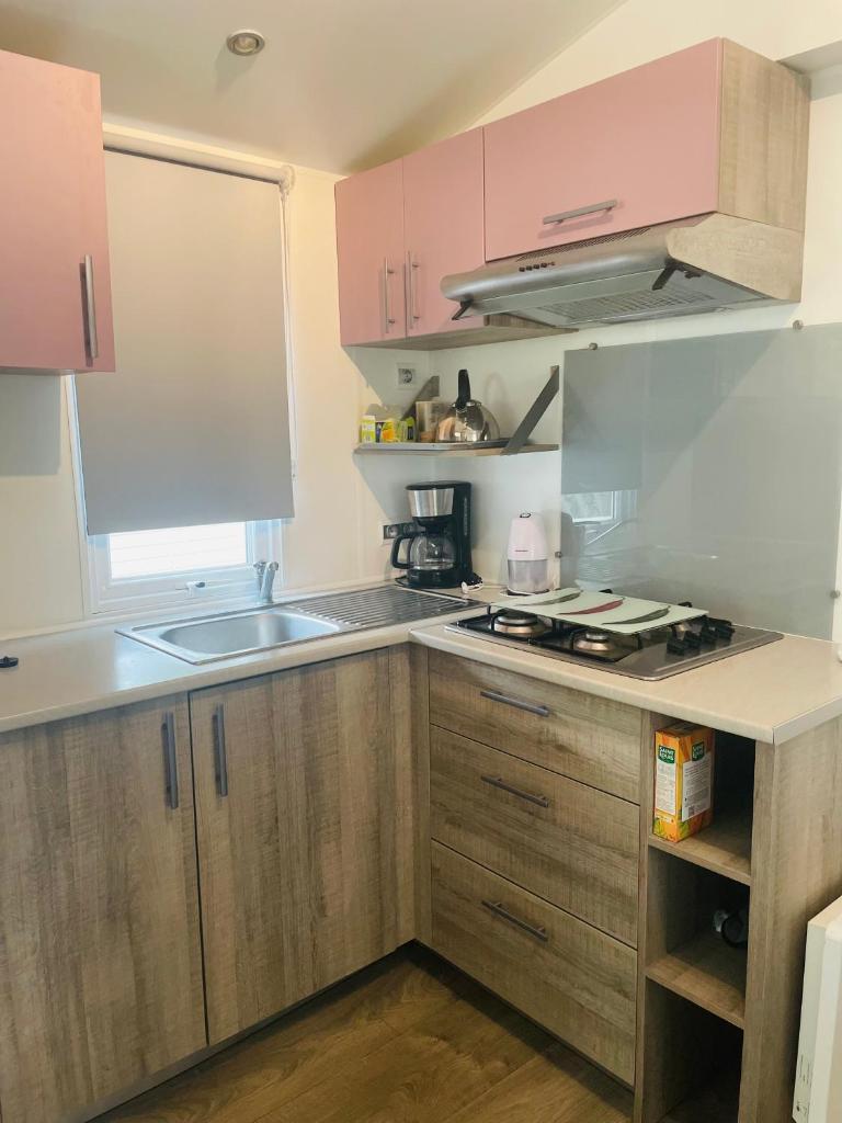 Photo de la galerie de l'établissement Mobil-home 3 chambres, Plage & piscine, camping 4 étoiles, à Torreilles 20 autres photos