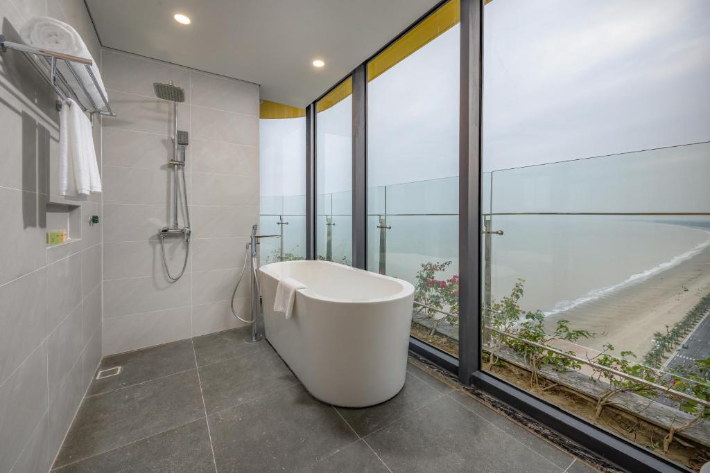 FLAMINGO IBIZA Hai Tien