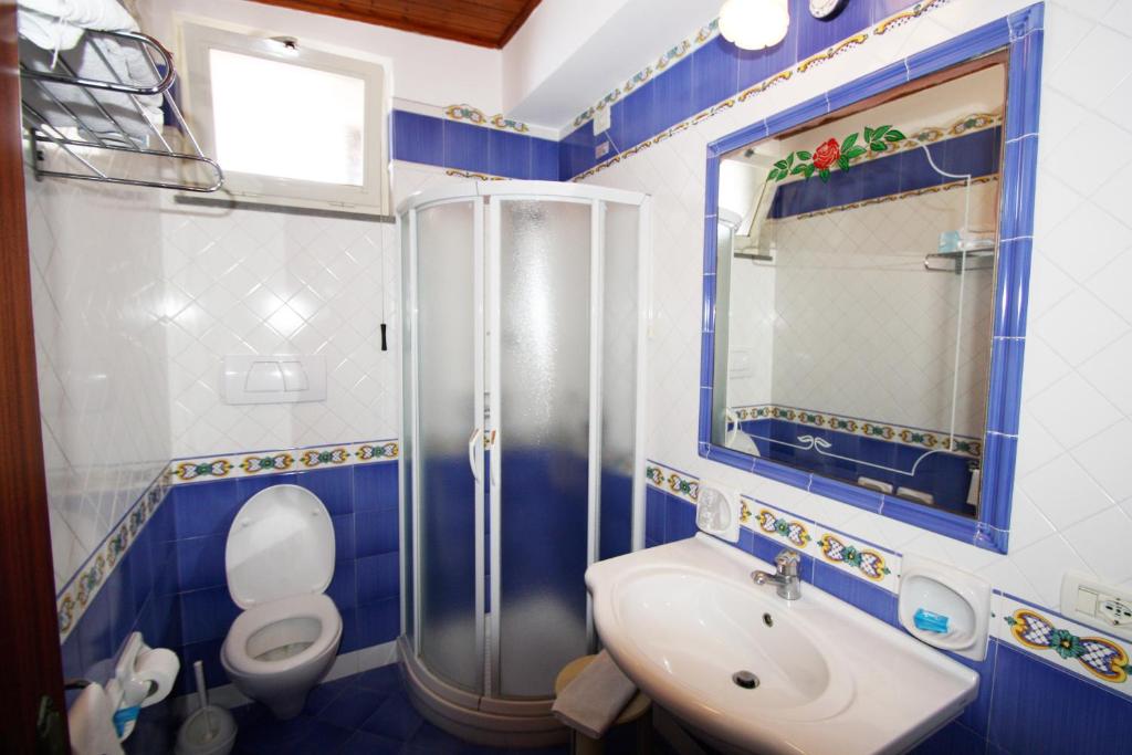 une salle de bain avec une douche, des toilettes et un lavabo dans l'établissement Hotel La Certosa, à Massa Lubrense
