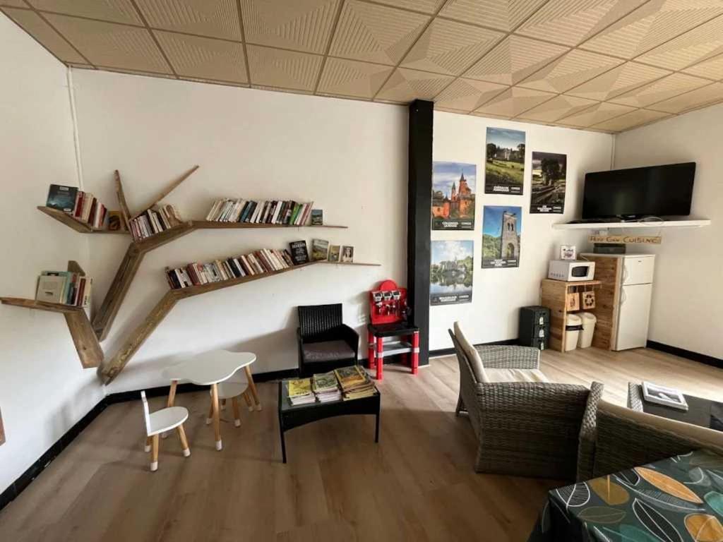 Il comprend un salon doté de meubles et d'une télévision. dans l'établissement Camping 3 étoiles - Piscine - eeiifd, à Marcillac-la-Croisille 37 autres photos