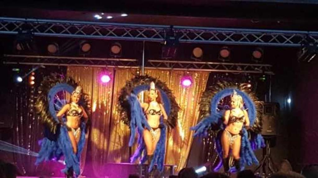Un groupe de femmes sur la scène d'un spectacle dans l'établissement Camping 4 étoiles - Parc aquatique - eehhd0, à Saint-Cyprien 34 autres photos