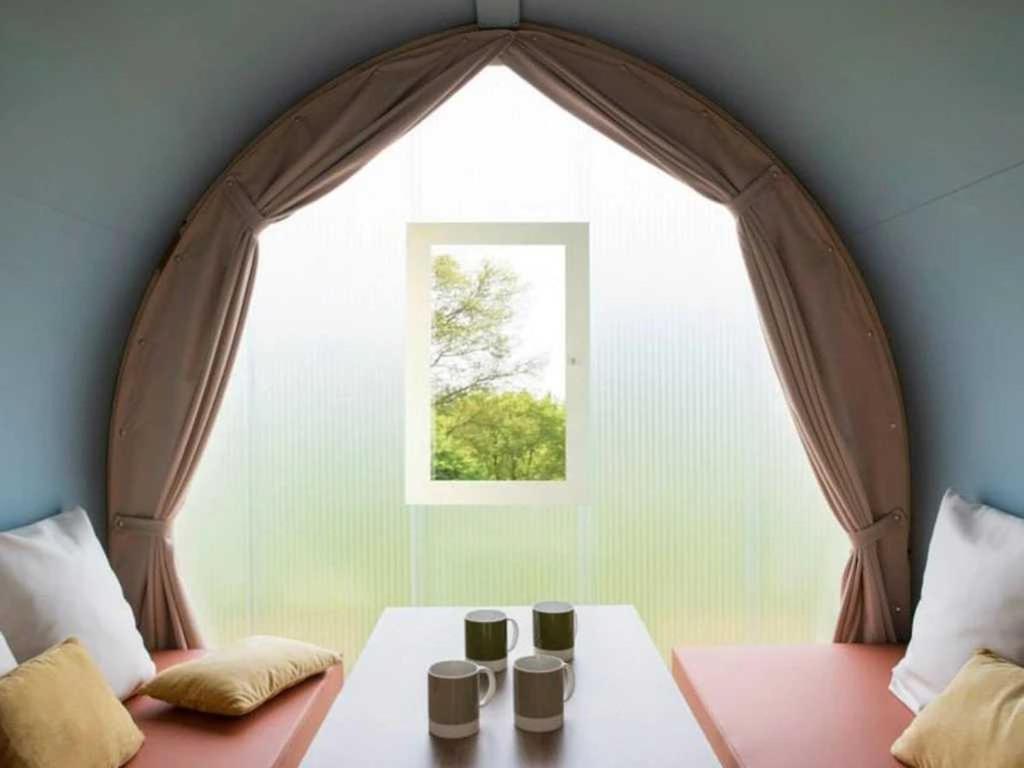 Cette chambre dispose d'une fenêtre avec trois tasses sur une table. dans l'établissement Camping 4 étoiles - Piscine - efcfbi, à Faverolles-sur-Cher 37 autres photos