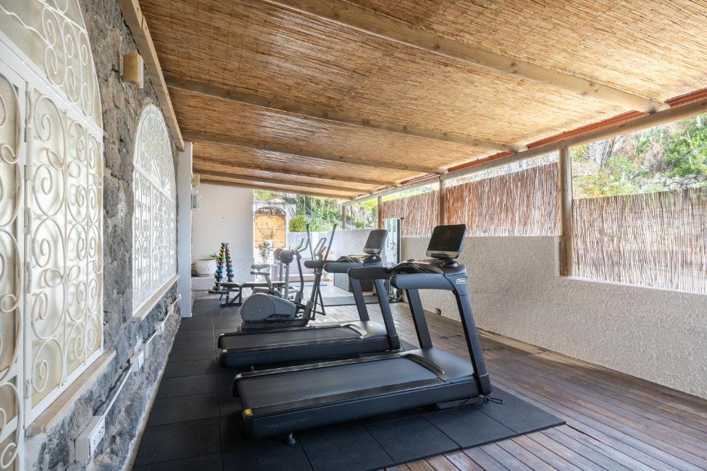 une salle de fitness avec tapis de course et salle de sport dans l'établissement Apollon Club & Thermal Spa, à Ischia