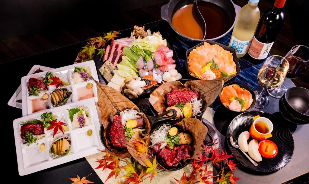 une table contenant de nombreux types de denrées alimentaires différents dans l'établissement グランピングヴィレッジ富士河口湖, à Narusawa