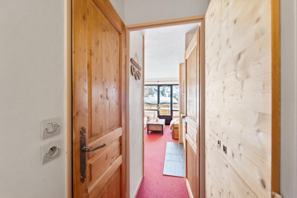 un couloir avec une porte menant à un salon dans l'établissement Chalet Dahu by Avoriaz Chalets, à Avoriaz