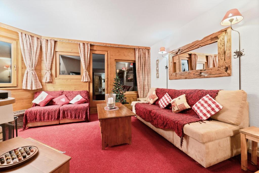 un salon avec un canapé et une table dans l'établissement Chalet Choucas by Avoriaz Chalets, à Avoriaz