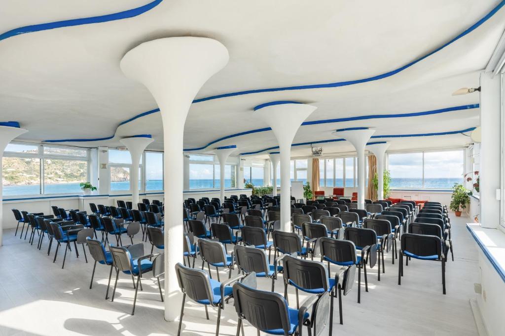 Cette chambre dispose de rangées de chaises et d'un plafond bleu. dans l'établissement Miramare Sea Resort & Spa, à Ischia 271 autres photos
