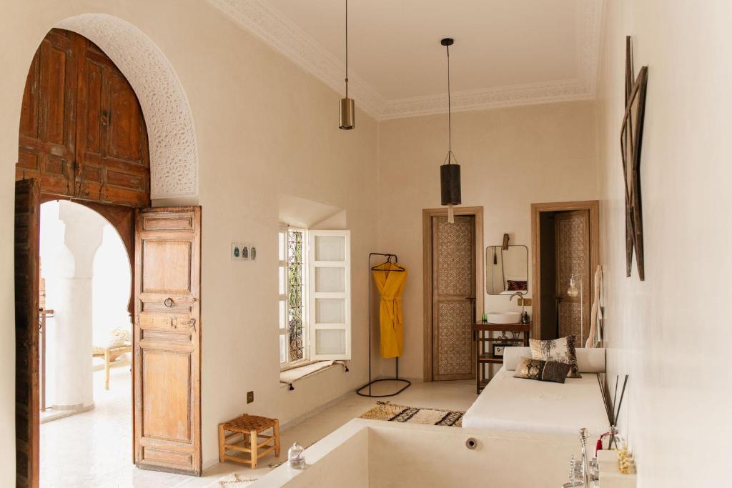 - un salon avec une baignoire et une porte ouverte dans l'établissement Riad La Lumière d'Étoile, à Marrakech 11 autres photos
