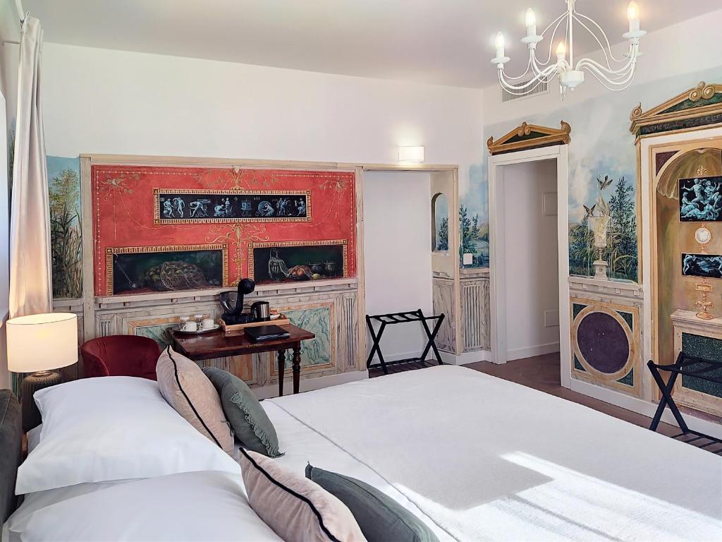 une chambre avec un lit et un bureau dans l'établissement Vigna Caio Relais & Spa, à Bracciano 93 autres photos