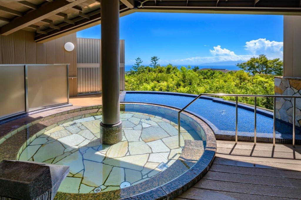 - une vue depuis le balcon d'une maison avec piscine dans l'établissement KAMENOI HOTEL Izukogen, à Itō