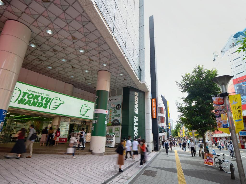 Un groupe de personnes se promenant autour d'un centre commercial dans l'établissement Chang Tee Hotel Ikebukuro, à Tokyo