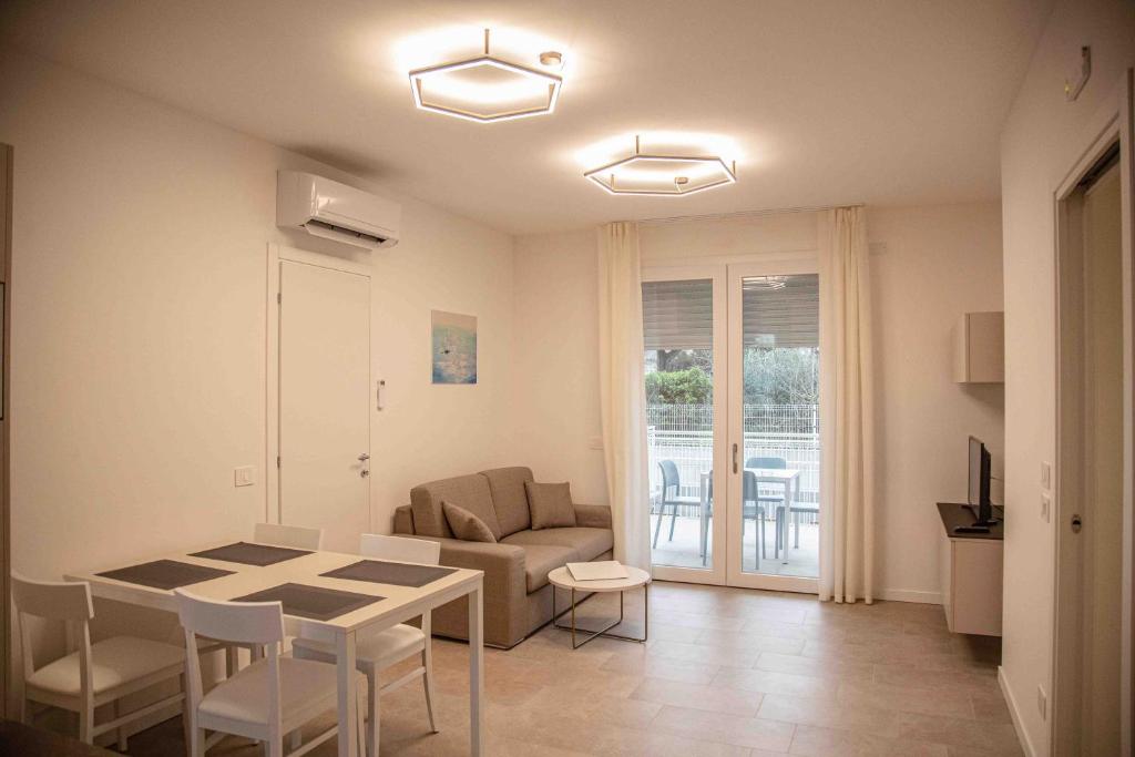 un salon avec une table et un canapé dans l'établissement The Green Park Hotel WellnessSpa & Restaurant, à Cavallino-Treporti