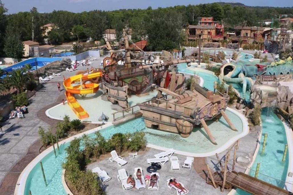 - un parc aquatique avec un parc à thème et un toboggan dans l'établissement Camping 4 étoiles - Parc aquatique - ccaffga, au Cap d'Agde