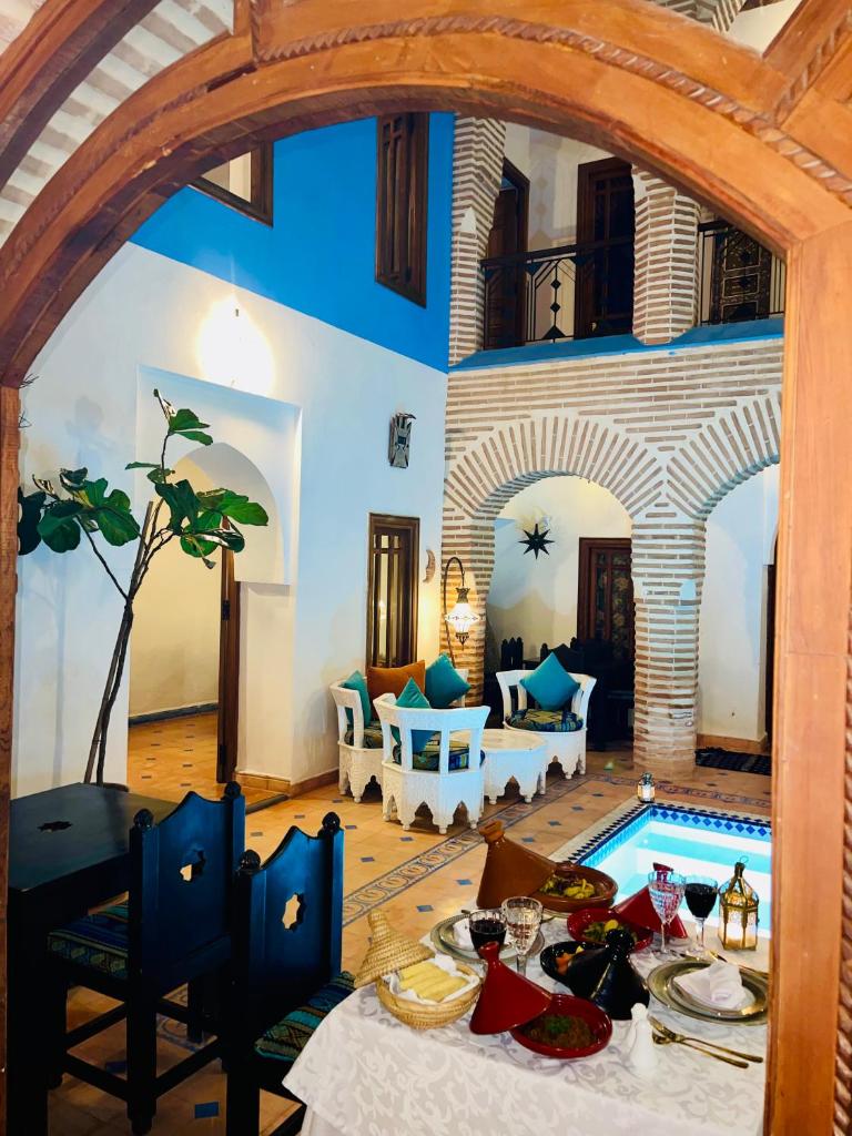 - un salon avec une arche et une piscine dans l'établissement Riad Zarka By La Siredrah, à Marrakech