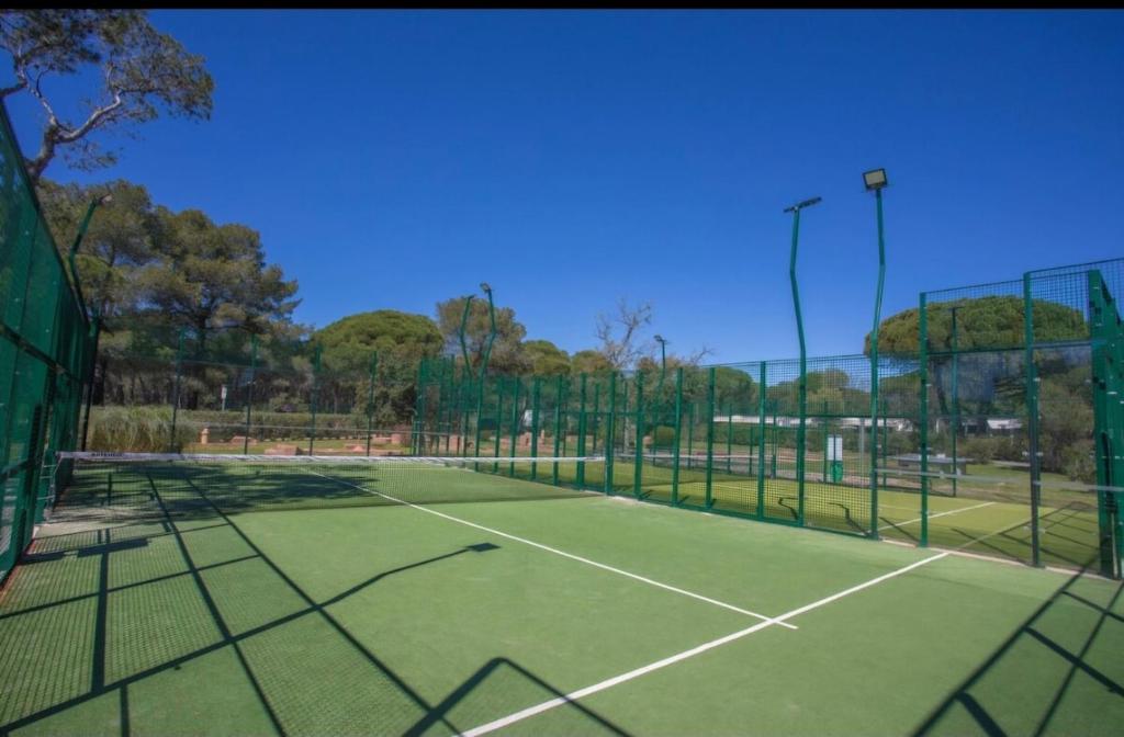 - un court de tennis avec un filet dans l'établissement Mobilhome paisible et verdoyant, à Puget-sur Argens