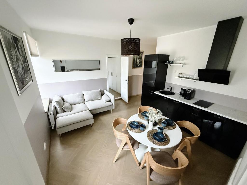 Elegant Stay in Quiet Center 4