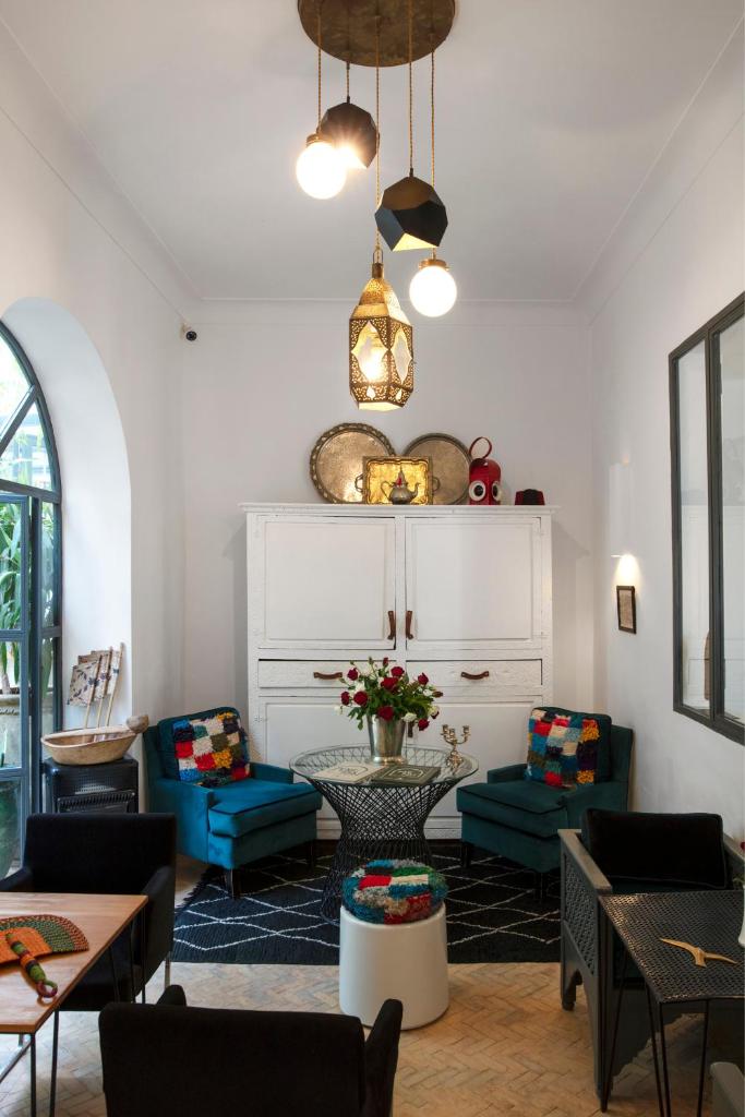 une chambre avec des canapés, des chaises et une table dans l'établissement Dar Titrit, à Marrakech