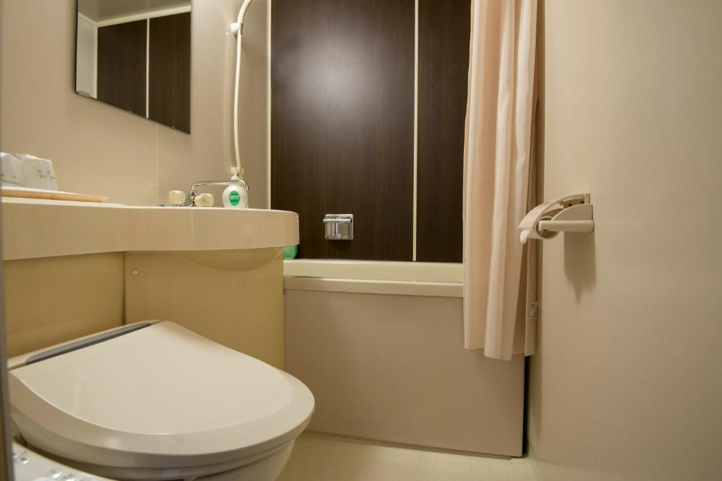 une salle de bain avec toilettes, lavabo et douche dans l'établissement Tenpyo Ryokan, à Nara 35 autres photos