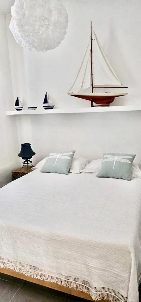 une chambre avec un lit avec une maquette de bateau au mur dans l'établissement Luxury Ostuni Beachfront Villa with Pool & Private Parking, à Ostuni
