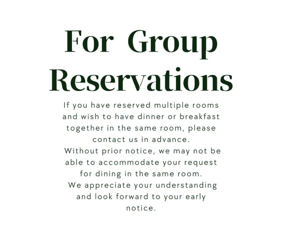 un panneau indiquant les réservations de groupe dans l'établissement Yatsusankan Over 6 years old, à Hida