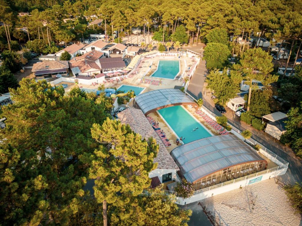 - une vue de tête sur un complexe avec une piscine dans l'établissement Natuara - L'écrin du Ferret, à Lège-Cap-Ferret