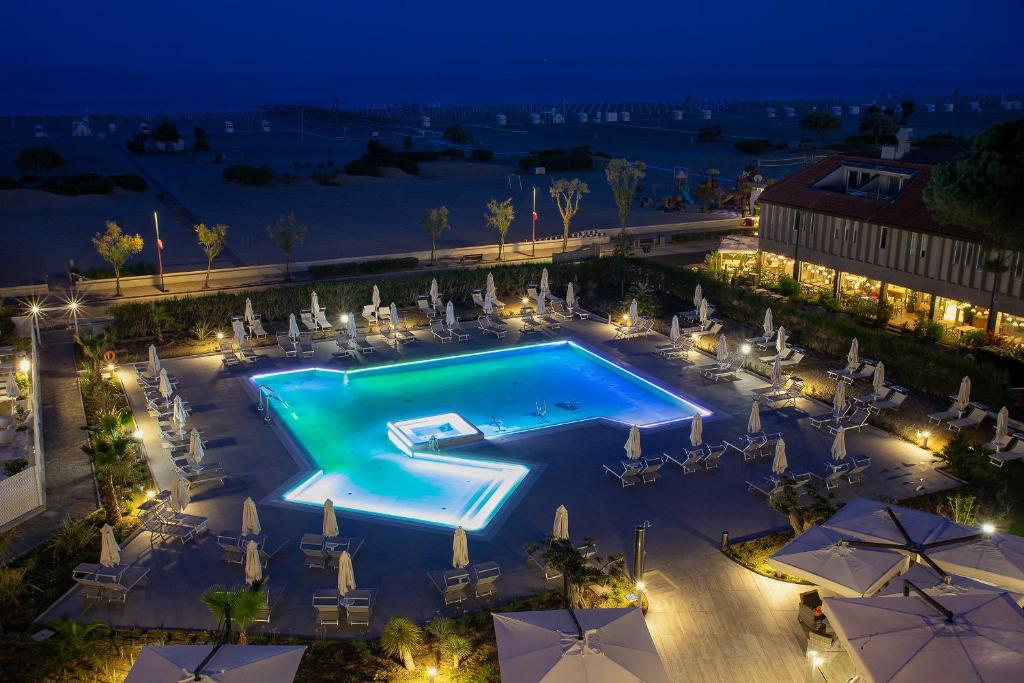 - une vue sur la piscine la nuit dans l'établissement Fantinello Hotel, à Caorle