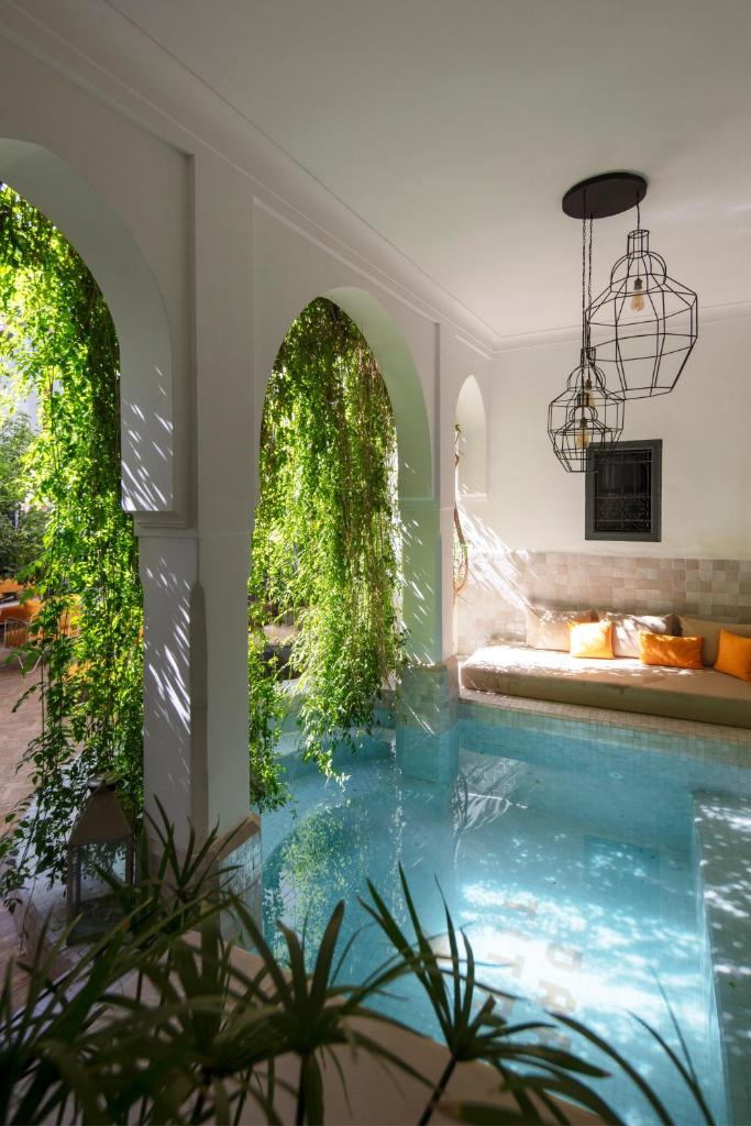 une maison avec une piscine et un lit dans l'établissement Dar Titrit, à Marrakech