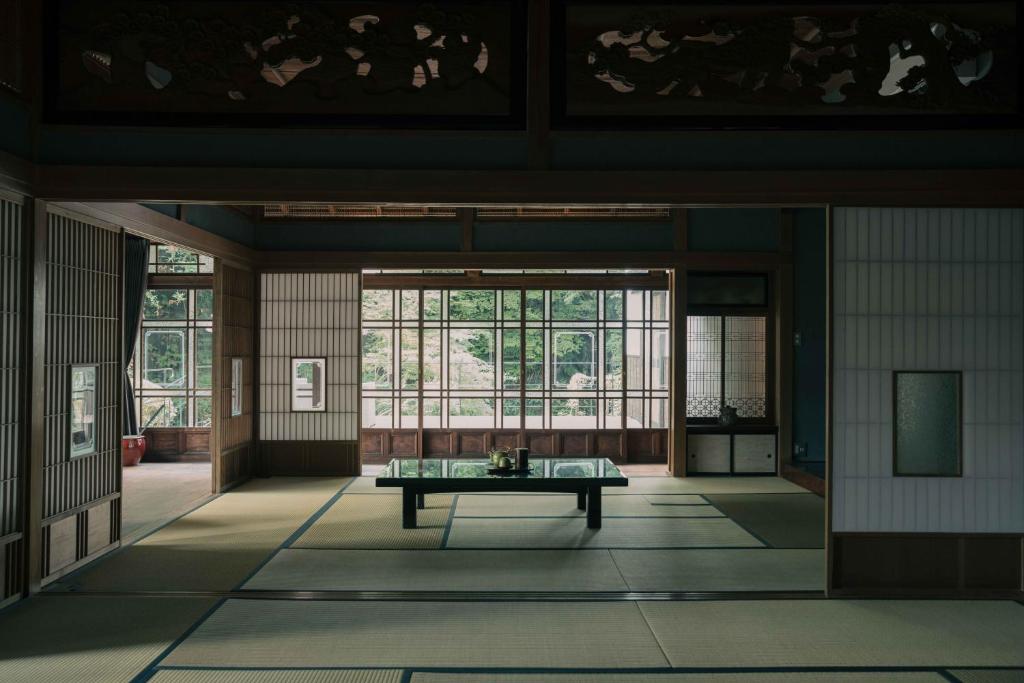 une chambre avec une table devant une fenêtre dans l'établissement Temple Lodging Shukubo Kakurinbo, à Minobu
