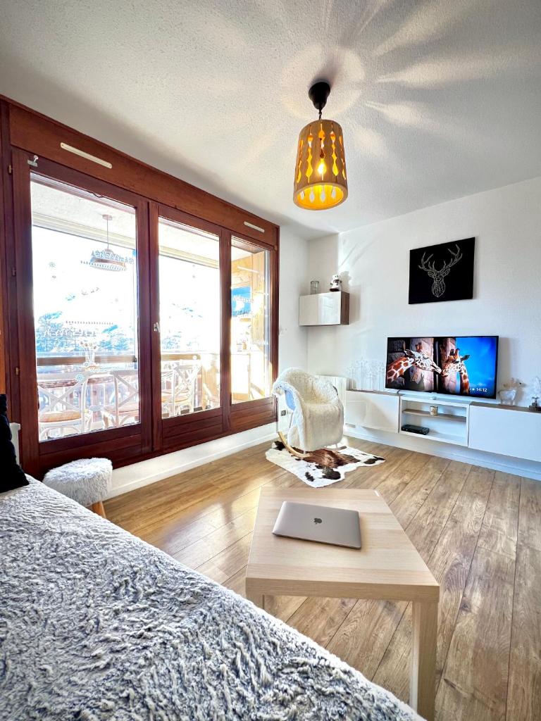 - une chambre avec un lit et un ordinateur portable sur une table dans l'établissement La joue du loup, aux pieds des pistes et vue sur montagnes, à La Joue du Loup
